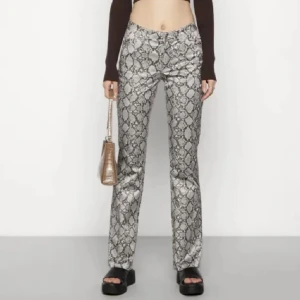 Ormmönstrade byxor - Snygga ormmönstrade byxor i grå och svarta toner. Byxorna har en tight passform och är midwaist. Perfekta för att göra ett statement med din outfit.