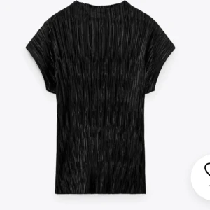 Svart plisserad topp - Snygg svart plisserad topp med korta ärmar och rund hals. Perfekt för en stilren look. Från Zara!!! Så sjukt snygga och trendiga!!! Perfekt till fest eller en middag 🩷🩷