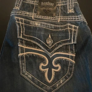 Rock Revival Jeans - Säljer mina rock revival jeans för dem inte längre används. Bilderna är lånade och byxorna är klippta längst ned. Kom privat vid frågor. Pris är diskuterbart! 👍