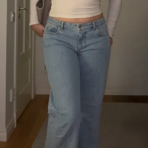 Ljusblå jeans - Snygga ljusblå jeans med en avslappnad passform. ‼️Uppsydda i benen men i lagom längd för mig som är 170 cm‼️Pris går alltid att diskutera💕(Nypris 700 kr)
