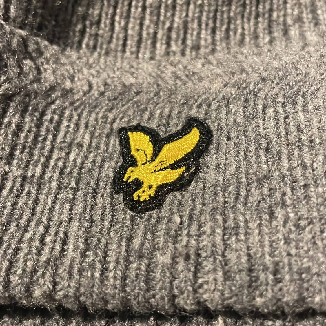 Grå stickad mössa från Lyle & Scott - 1