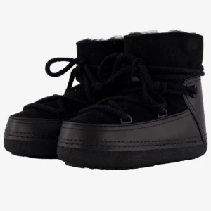 Svarta boots från Inuikii - Helt nya, snygga svarta boots från Inuikii med snörning och en robust design. Skorna har en högre skaft och är tillverkade i en kombination av skinn och mocka, vilket ger en stilren look. Perfekta för kyligare väder. (Lånade bilder)
