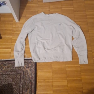 Vit tröja från Ralph Lauren - Säljer en stilren vit tröja från Ralph Lauren med en liten broderad logotyp på bröstet. Kan ändra pris om bud.