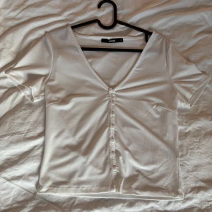 Söt topp - Söt topp från BikBok. Använt fåtal gånger. Mycket fint skick. Storlek M men jag som är XS-S passar den.🤍