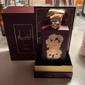 Lattafa pride ansaam gold  - Supergod kvinnlig förförisk doft! Perfekt till våren och sommaren ❤️helt ny, endast tagit ett sprut 🫶