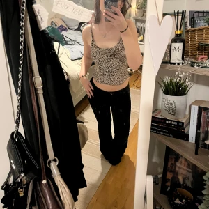 Leopardmönstrad linnetopp - Trendig leopardmönstrad linnetopp med smala axelband. Perfekt för att ge en djärv touch till din outfit. Passar bra till både jeans och kjol. Skriv vid frågor💗