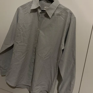 Rutig skjorta från Red/Green - Snygg rutig skjorta från Red/Green i en klassisk design. Skjortan har långa ärmar och en krage, perfekt för en stilren look. Den är i en diskret färgkombination som passar till många tillfällen. Perfekt som beach cover up. Aldrig använd. Skriv vid frågor💗