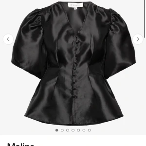 Aida Blouse By Malina - Inteessekoll på denna i svart. En knapp saknas därav bra pris. Slutsåld i alla storlekar. Nypris 1799kr