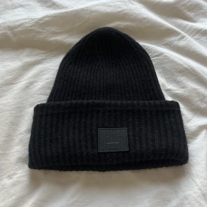 Acne mössa  - Bra skick skriv för fler frågor