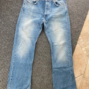 Blå Rush Jeans från Hope - Säljer ett par klassiska blå rush jeans från Hope. Använda men väl omhändertagna, lagade vid skrevet hos hope också så dom är som nya! Storlek 33 