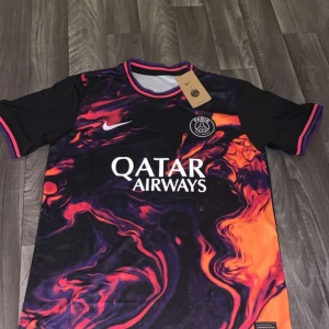 Psg fotbolls tröja - Tjena! Säljer nu min Fina fotbolls tröja. Skick 10/10 storlek S-M passar att ha på sig när man har träningar men även ute med vänner. Tvecka inte att fråga. Priset går att diskuteras.