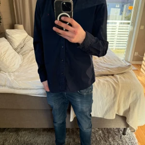 Replay skjorta  - Säljer en riktigt fin replay skjorta som passar bra till ett kalas eller vad som helst. 8/10 i skick. Den passar s och m perfekt. Priset är inte hugget i sten. Om du har funderingar tveka inte på att höra av dig till mig. 