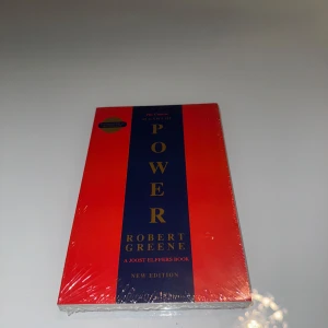 The Concise 48 Laws of Power - Säljer en nyutgåva av 'The Concise 48 Laws of Power' av Robert Greene. Boken är splitterny och inplastad. Perfekt för den som är intresserad av maktstrategier och personlig utveckling.