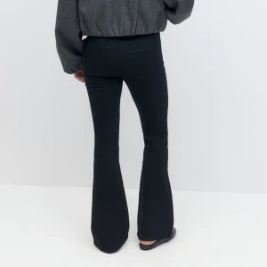 Low waist svarta bootcut byxor - Snygga svarta low waist bootcut byxor. Sorlek 34 Byxorna har en klassisk design med en lätt utsvängd stil, vill ni ha bilder på skriv, köpte för 499kr säljer för 185kr endast använda 1gång