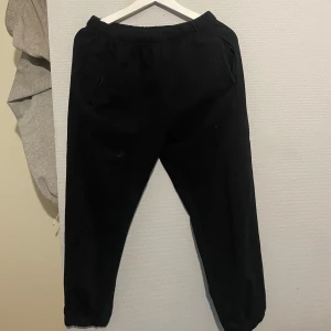 Yeezy  Season 6 byxor (oanvänd) - Säljer ett par svarta Yeezy season 6 mjukisbyxor  i storlek M. Byxorna är tillverkade i 100% bomull. Byxorna är ej använd o ligger ba i min garderob. Size M.