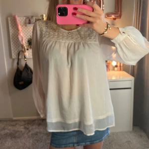 Vit blus - Superfin blus! Har en liten diskret fläck nere i vänstra hörnet.