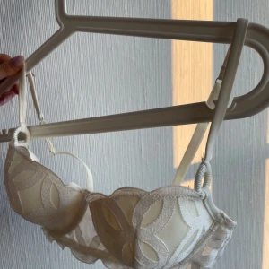 Vit spets-bh från Intimissimi - Supersöt bh från intimissimi som nästan aldrig är använd🤩