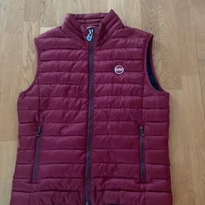 Colmar Väst Röd - | Colmar Väst | | Skick 8/10 | | Nypris 2600 | Vårt pris = 1200 | | Hör av dig vid frågor!