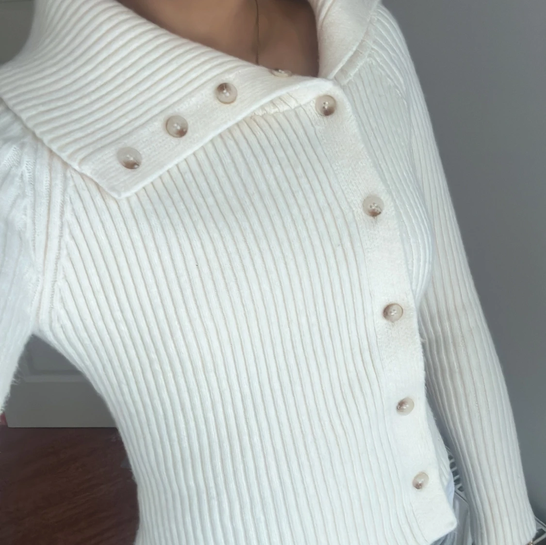 Vit ribbad kofta med knappar