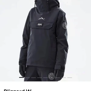 Svart jacka från Dope - Säljer en svart jacka från Dope med hög krage och justerbar huva. Jackan har en stor ficka framtill med Dope-logga och en rund patch på ärmen. Perfekt för kalla dagar med sin stilrena design och funktionella detaljer. Skriv för egna detaljer 🌸🌸🩷🩷I princip ny