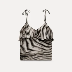 Zebramönstrad topp med volangdetaljer - Intressekoll på denna snygga zebramönstrad topp med smala axelband och volangdetaljer framtill från zara. bara testad har dock tagit bort lappen men aldrig använd! Slutsåld på hemsidan💓