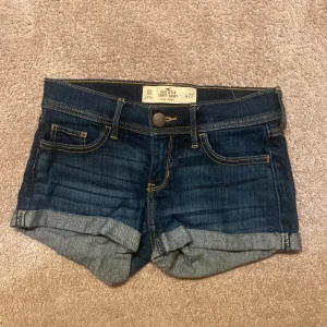 Hollister jeansshorts - Snygga mörkblå jeansshorts från Hollister, som knappt är använda 💓 i storlek W23 men skulle säga att dom passar xss-s. Kom till andra annonsen för fri frakt!!
