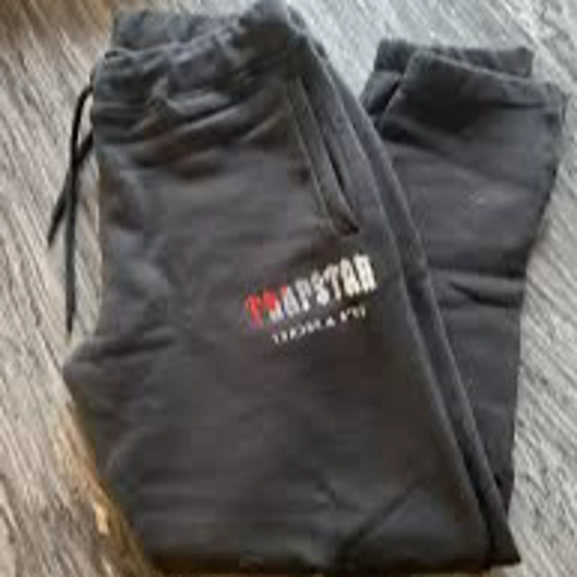 Svart hoodie och byxor från Trapstar - 2