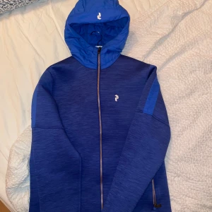 Peak performance cardigan - Skön peak performance cardigan, perfekt under skidjackan, funkar även som en skön höstjacka. Modellen heter thyon och säljs inte längre. Köpt för 2399, knappt använd. Storlek M kan passa S