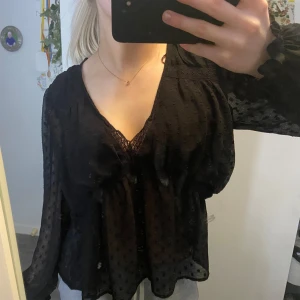 Svart Zara blus - Snygg svart blus från zara🖤