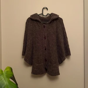 Stickad kofta/bolero - Säljer denna stickade koftan som lite liknar en bolero i passformen den är i bra skick och kontakta vid frågor och funderingar