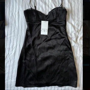 Svart klänning från Zara  - Svart nattlinne inspirerad miniklänning med spets detaljer från Zara med prislapp, storlek S, nypris: 379kr, artikelnummer: 1131/810