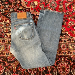 Levis 501 jeans - Säljer nu mina stilrena Levi’s 501 i storlek W30 L32. Jeansen har en minimal enstaka defekt på baksidan och är svår att notera, men går att reparera enkelt. Vid frågor eller funderingar hör gärna av dig! 🙏