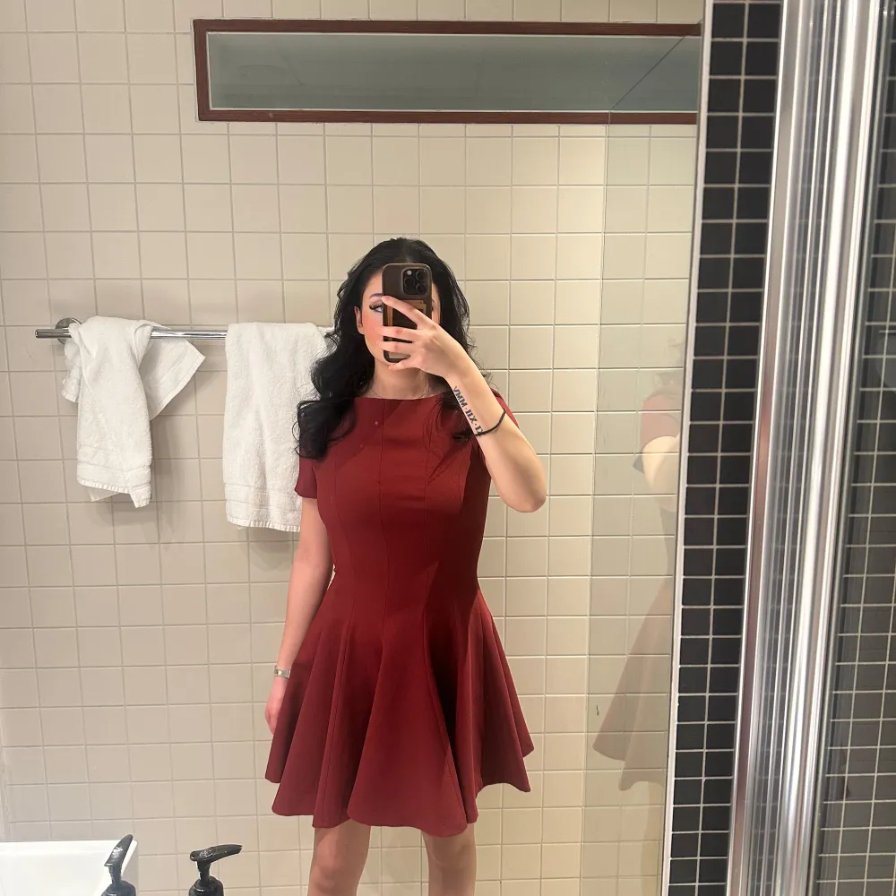 Snygg vinröd klänning med korta ärmar och en utsvängd kjol. Perfekt för en stilren look. Klänningen har en enkel och elegant design som passar många tillfällen. Klänningen är från Zara och säljs då jag ej använder den, har aldrig använt (förutom genom att ta bilder på den) nypris 559kr. Mekot.