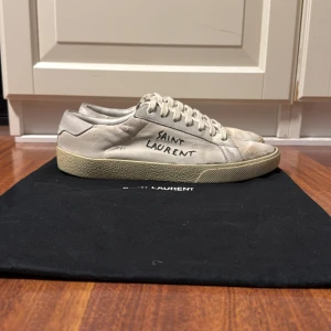 Saint Laurent Skor - Tja! Säljer ett par sjukt snygga Saint Laurent skor i färgen beige. Skick: 8/10 små sprickor på sidorna går att fixa hos en skomakare. Storlek: 41 Pris: 1700kr. Pris kan diskuteras vid snabb affär💨Inget og förutom dustbagen. Tar emot byten också!! Kom DM för fler bilder eller funderingar🥰