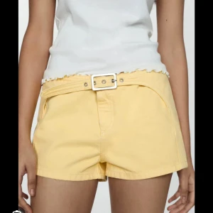 Mango Gula shorts med bälte - Söker dessa shorts!!! Hör av dig om du har ett par som du vill sälja!!