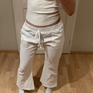 Vita linnebyxor - Linnebyxor, vet inte vart dem är ifrån men skulle gissa på Nelly. Jättefina men har aldrig sätt att det varit ett hål i dem (sista bilden) insåg det nu när jag skulle lägga upp dem? Tråkigt men syns inte när jag bär dem. Därför går jag ner i pris 💕de är för korta för mig och jag är runt 166 så därför jag säljer. Skulle rekommendera för en person runt 155-160! Det står ingen på dem vad jag kan se vilket är lite skumt men skulle säga xs. Det går sy igen men men… kontakta för frågor!