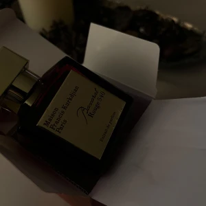 Maison Francis Kurkdjian Baccarat Rouge 540 Extrait de Parfum - Säljer helt ny (oanvänd) Lyxig parfym i en elegant röd flaska med guldlock. Marknadspris 4100kr mitt pris 600kr. 