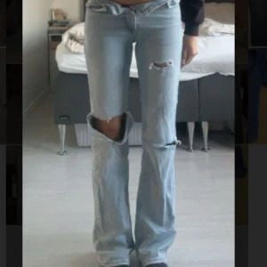 Ljusa jeans med slitningar - Snygga ljusa jeans från ginatricot, säljer pågrund av för små i midjan 