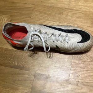 Nike Flyknit fotbollsskor - Gyökeres vänstra fotbollssko Sverige Estland 19 november  2023