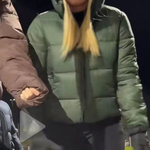 Zara jacka  - Säljer denna gröna Zara jacka som inte kommer till användning, använd under en höst men fortfarande väldigt bra skick