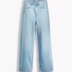 Ljusblå jeans från Levi’s  - Snyggas ljusblå jeans med hög midja och rak passform. Är från Levis och är max använda 5 gånger. Är storlek 24 i midjan och 31 i längden! 