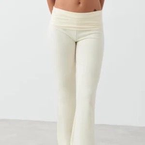 Beige yogabyxor - Snygga beige yogabyxor med hög midja och bootcut-stil. Perfekta för en avslappnad look eller träning. Tillverkade i ett mjukt och stretchigt material för maximal komfort.