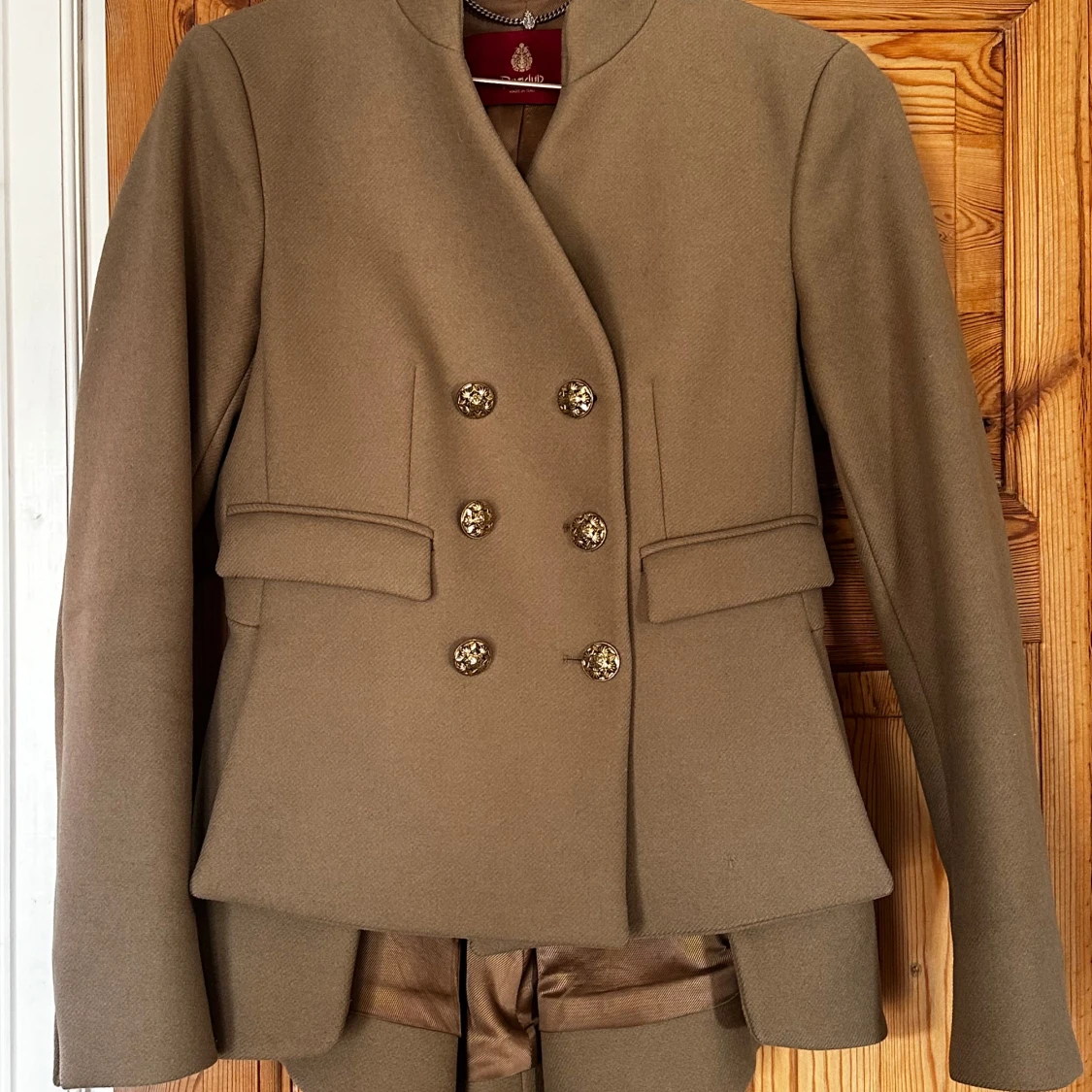 Brun kavaj med dekorativa knappar från Dondup - 1