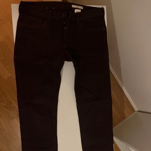 Mörklila slim fit jeans - Snygga mörklila slim fit jeans med låg midja och knappgylf. Perfekta för en stilren look. Storlek 33x32.