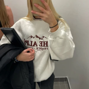Vit sweatshirt från Chiquelle - Vit oversized sweatshirt från Chiquelle 'The Alps France Italy Mont Blanc' 