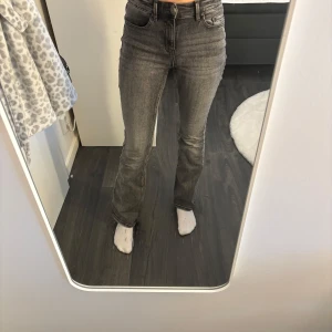 Vero Moda jeans - Jeans från vero Moda (VMFLASH Flared Jeans) med medelhög midja. Storlek M/32. Jag har vanligtvis S i byxor så de är små i storleken. Jag är 1,75 lång och de är perfekt längd för mig. De är använda några gånger men är i fint skick🩶