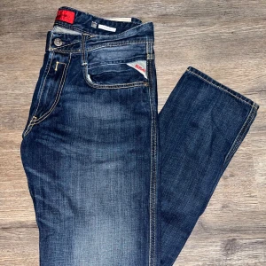 Replay Anbass - Replays Anbass | Hetaste Jeansen på marknaden Just nu! | Skick är 9/10 | Storlek 32 | Nypris ligger runt ca 1500kr | Hör gärna av er vid minsta möjliga fråga eller fundering!