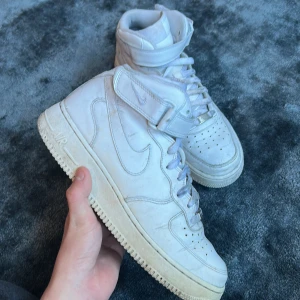  Nike Air Force sneakers - Air force 1 high || skick 7/10 || skador: endast sko snöre || nypris: 1459kr || mitt pris : 299 || hör av dig vid minsta fundering🤝