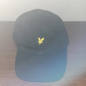 Svart keps från Lyle & Scott - Denna kepsen har jag knappt använt och är nästan en helt ny passa på innan den blir slutsåld