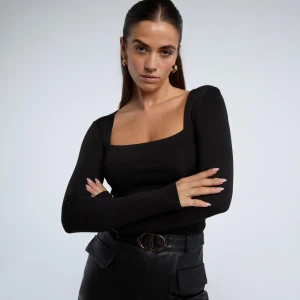 new yorker basic topp - Svart basic topp från new yorker, jättefin och skönt material. bra skick och v ringad 